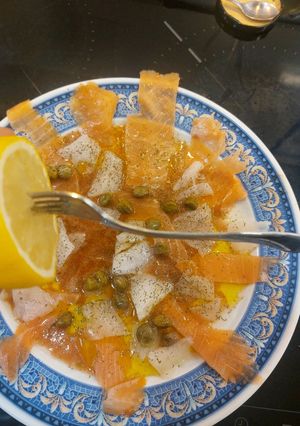 Una foto de Carpaccio de Bacalao y Salmón ahumado by Fran Mateo