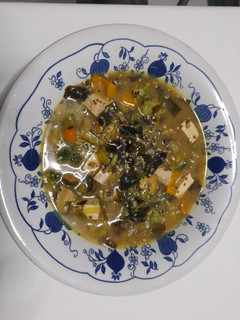 Una foto de Sopa Miso con verduras y tofu ahumado
