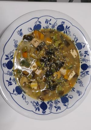 Una foto de Sopa Miso con verduras y tofu ahumado