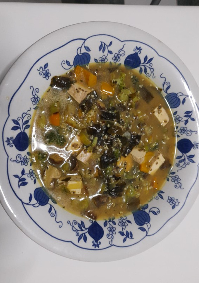 Una foto de Sopa Miso con verduras y tofu ahumado