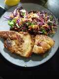 Chuleta de jamón a la cerveza con ensalada mixta