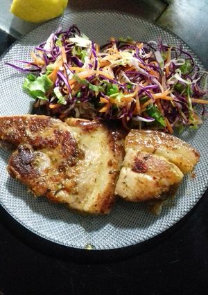 Una foto de Chuleta de jamón a la cerveza con ensalada mixta