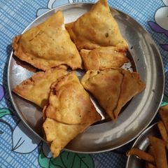A picture of Aloo smosa.