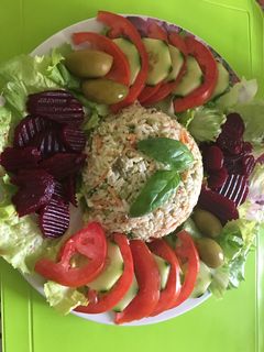 صورة لوصفة سلطة الأرز بالتونا والبازلاء