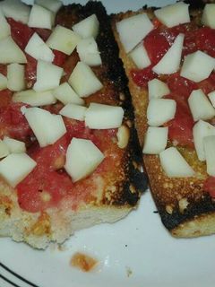 Una foto de Tostada de queso y tomate