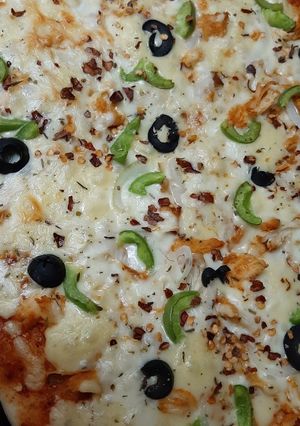 A picture of Chicken Tikka Pizza.