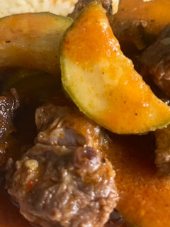 Una foto de Costillas en salsa roja con chile de árbol