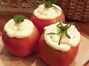 Una foto de tomates rellenos carne picada
