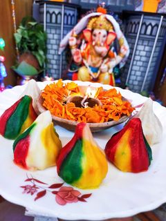 कलरफुल उकडीचे मोदक (colourful ukadiche modak recipe in marathi) रेसिपी चे मुख्य फोटो