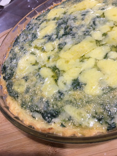 Una foto de Tarta de espinacas y salsa blanca con base de papas