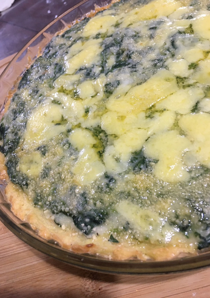 Una foto de Tarta de espinacas y salsa blanca con base de papas