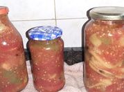 Una foto de pimiento en aceite y vinagre