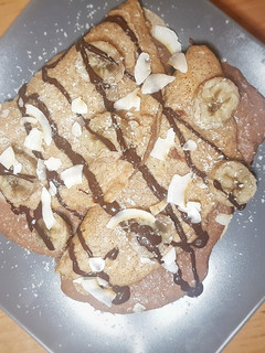 Una foto de Crepes de plátano, coco y chocolate