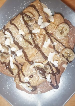 Una foto de Crepes de plátano, coco y chocolate