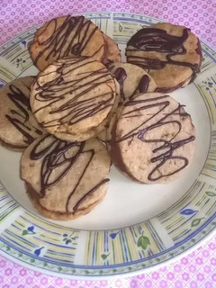 Una foto de Alfajores de nuez, rellenos de chocolate