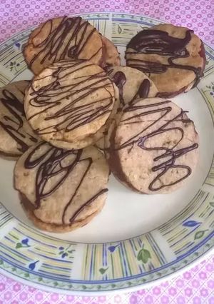 Una foto de Alfajores de nuez, rellenos de chocolate