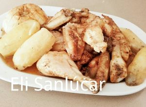 Una foto de Pollo al horno campero con manzanas, pasas y ciruelas