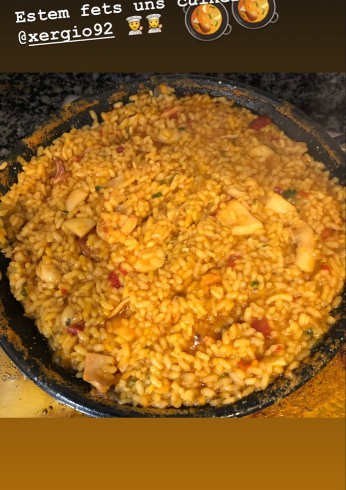 Una foto de Paella de marisco