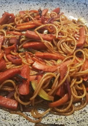 Una foto de Espaguetis al estilo oriental