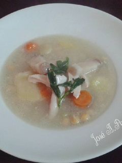 Una foto de Caldo del puchero con garbanzos y pollo