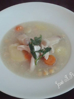 Una foto de Caldo del puchero con garbanzos y pollo