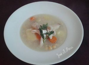 Una foto de Caldo del puchero con garbanzos y pollo