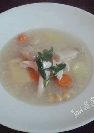 Foto principal de Caldo del puchero con garbanzos y pollo