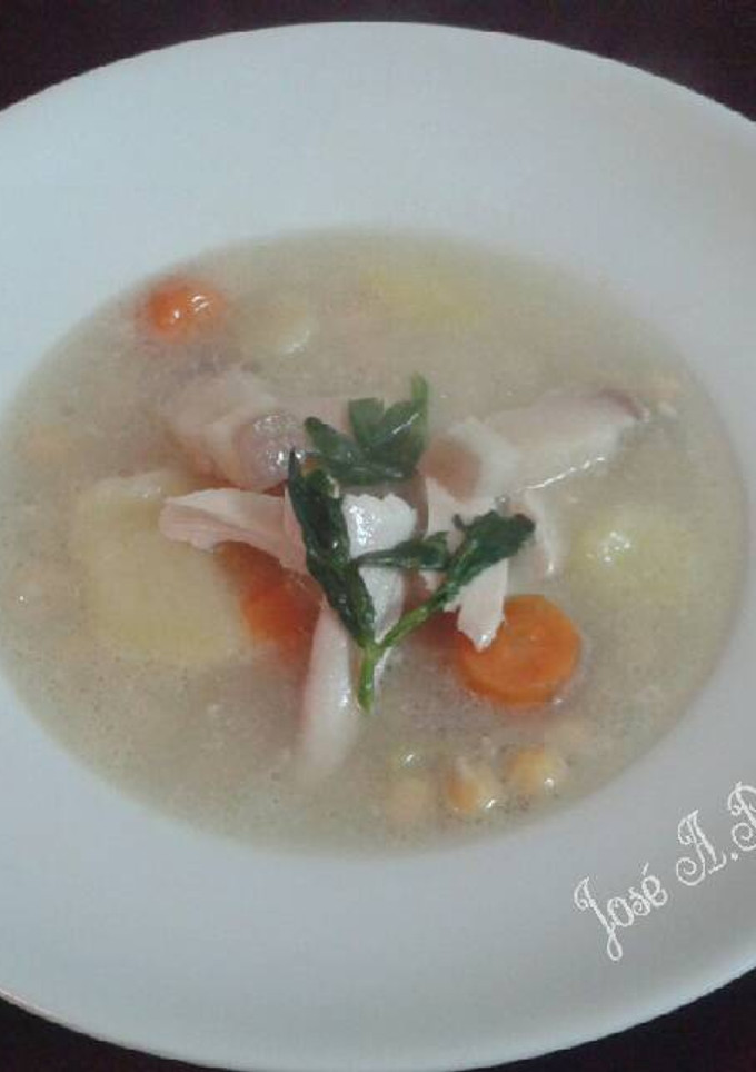 Una foto de Caldo del puchero con garbanzos y pollo