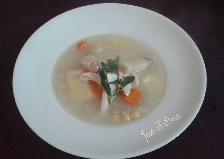 Caldo del puchero con garbanzos y pollo