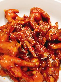 Hình của món Chân gà sốt Hàn Quốc.