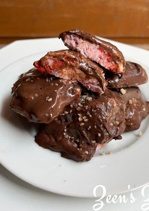 A picture of Frozen Yoghurt and Strawberry Chocolate Bites.