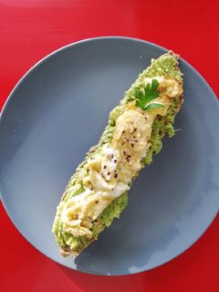 Una foto de Tostada de aguacate 🥑