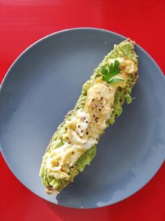 Una foto de Tostada de aguacate 🥑