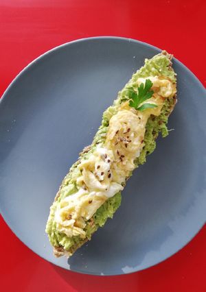 Una foto de Tostada de aguacate 🥑