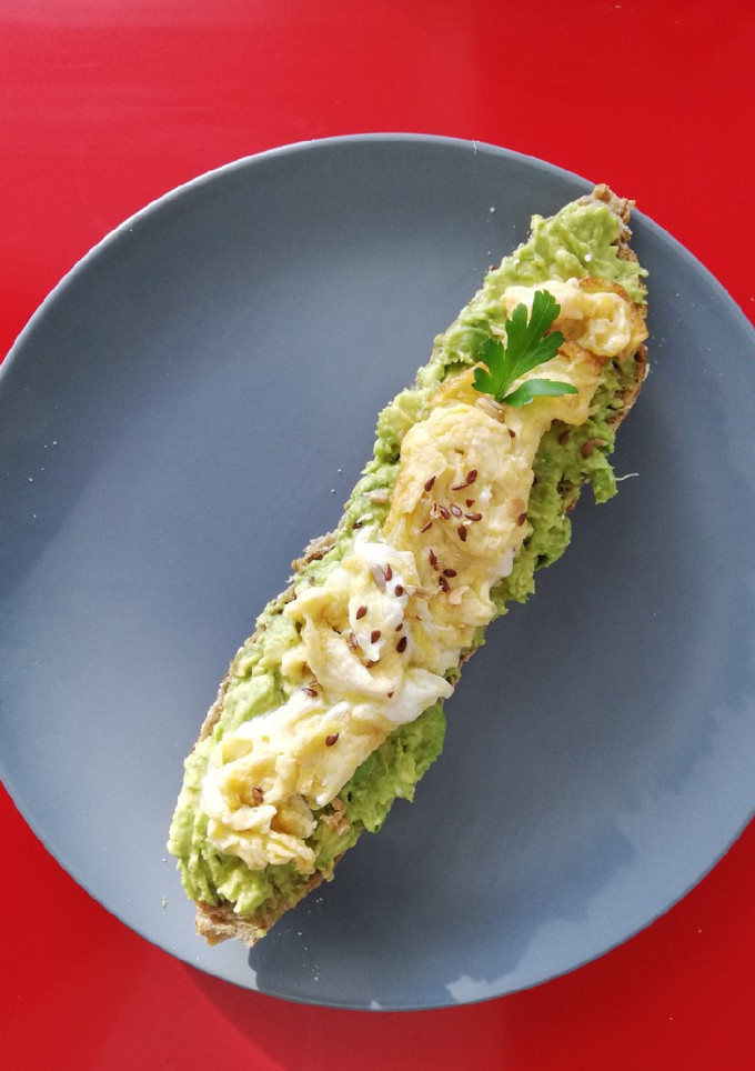 Una foto de Tostada de aguacate 🥑