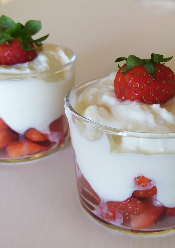 Una foto de Vasitos de fresa con crema de queso