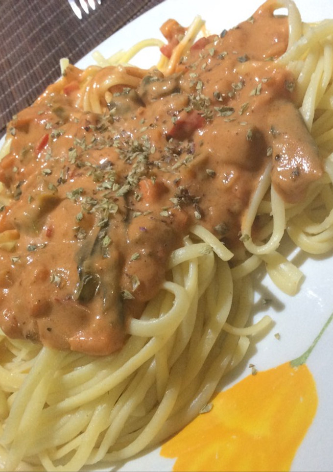 Una foto de Pasta con acelga y salsa blanca/roja
