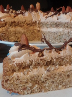 Una foto de Torta integral de frutos secos, rellena de mousse de dulce de leche