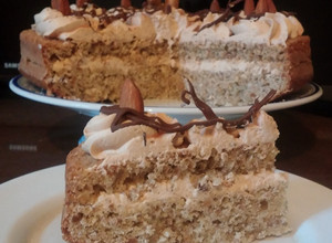 Una foto de Torta integral de frutos secos, rellena de mousse de dulce de leche