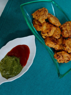 आलू प्याज़ पकौड़े(akoo pyaz ke pakode recipe in hindi) रेसिपी मुख्य फोटो