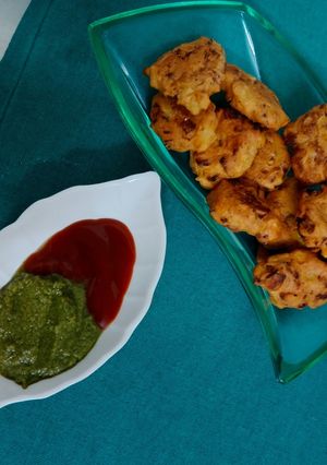 आलू प्याज़ पकौड़े(akoo pyaz ke pakode recipe in hindi) रेसिपी मुख्य फोटो