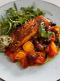 Salmón especiado picante a la plancha con cherrys y kalamata