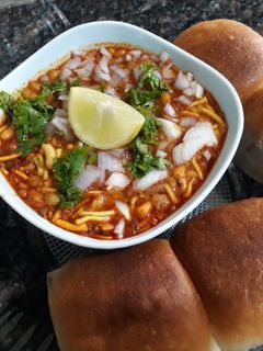 मिसळ पाव (misal pav recipe in marathi) रेसिपी चे मुख्य फोटो