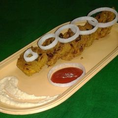 A picture of Poha and oats tikki with hummus.