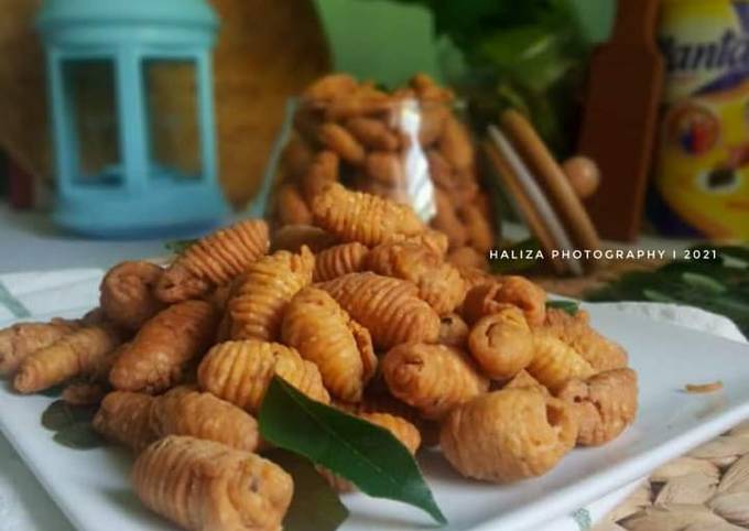 How to Prepare Delicious Kuih siput