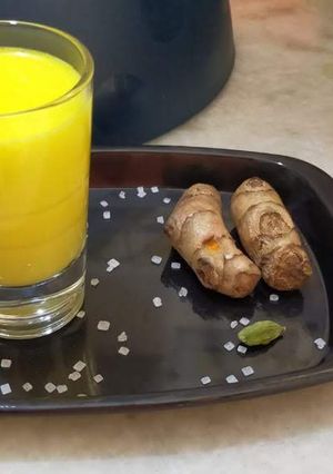 एम्यूनिटी बूस्टर फ्रेश हल्दी मिल्क (immunity booster fresh healthy milk recipe in Hindi) रेसिपी मुख्य फोटो