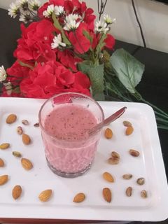 A picture of Kashmiri tea /pink tea.