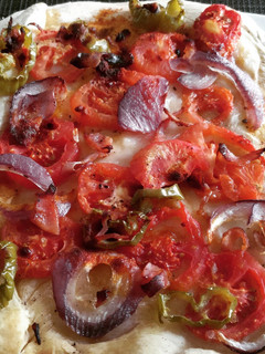Una foto de Coca de verduras con jamón