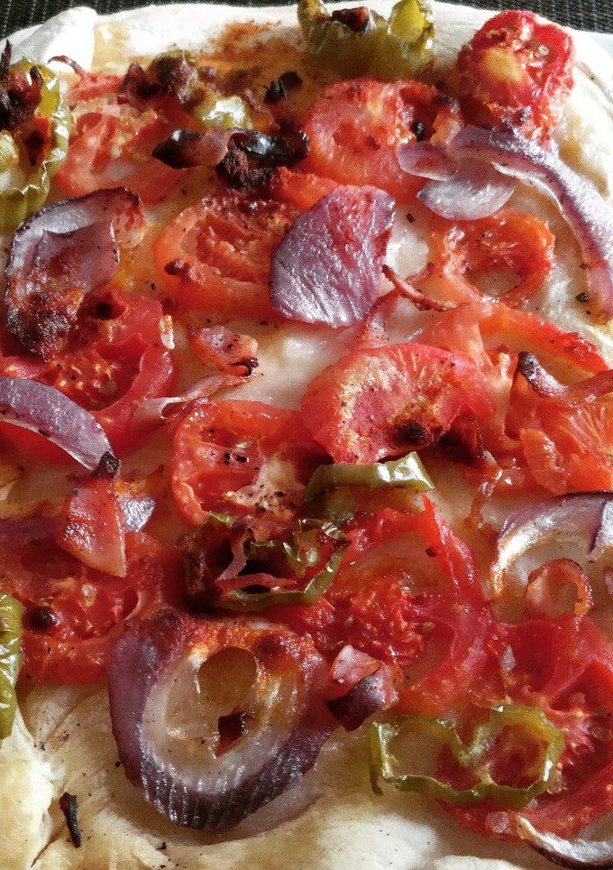 Una foto de Coca de verduras con jamón