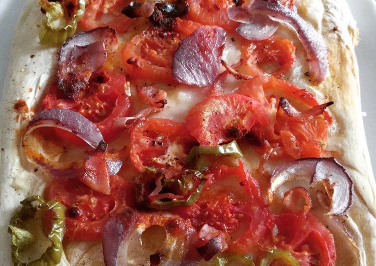 Coca de verduras con jamón